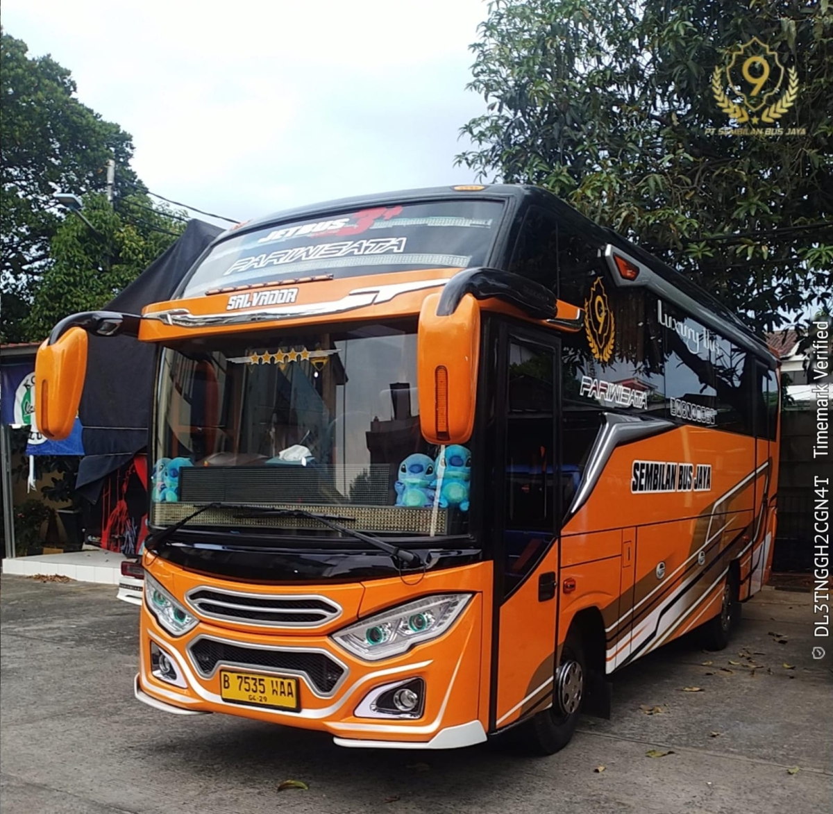 Medium Bus Pariwisata Orange 31-33 Seats SBJ03